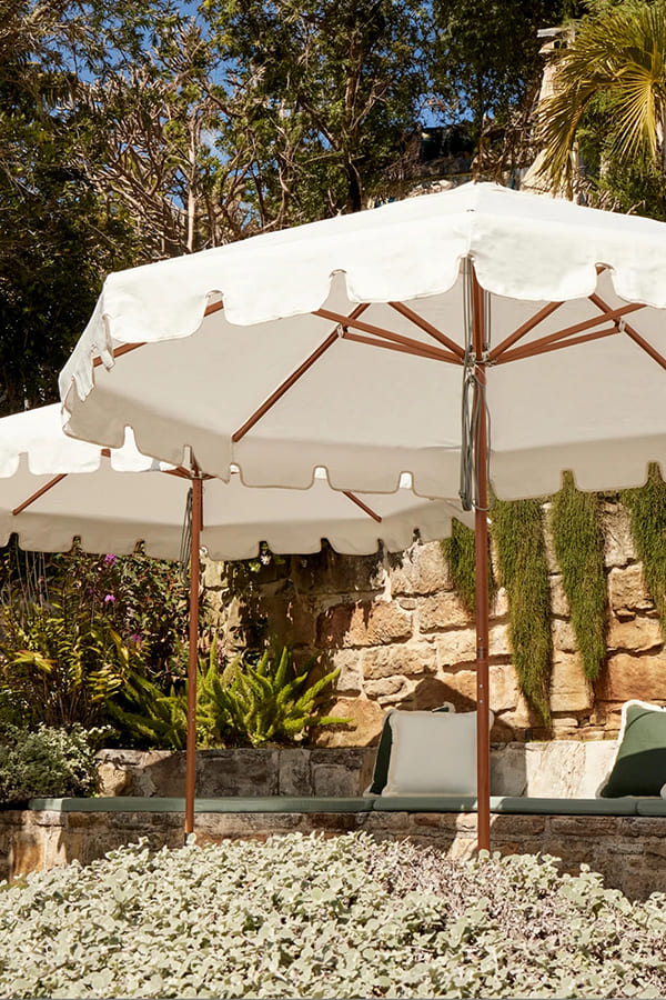 Find your perfect patio umbrella with Basil Bangs. With canopies ranging from 170 cm to 280 cm, our high-quality, durable designs are made to last.