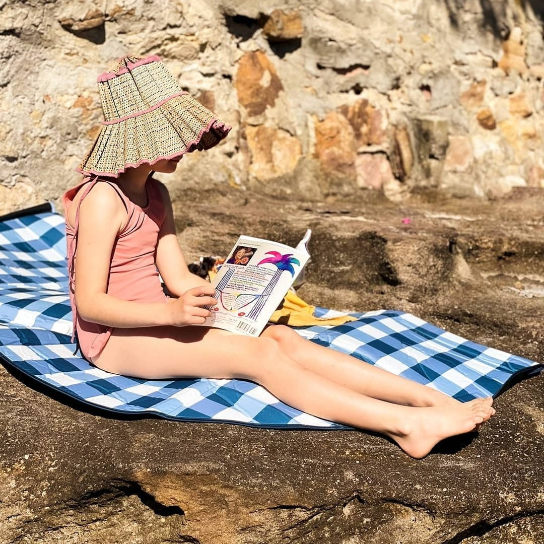 Basil Bangs Love Rug Gingham Mineral in Canada: Spillproof, padded, with a waterproof underside, ideal for every outdoor occasion and easy cleaning.