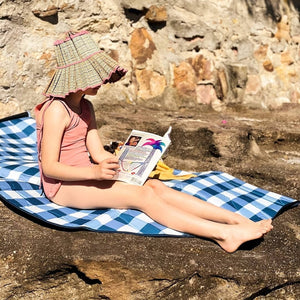 Basil Bangs Love Rug Gingham Mineral in Canada: Spillproof, padded, with a waterproof underside, ideal for every outdoor occasion and easy cleaning.